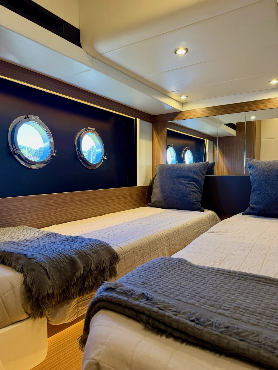2017 Absolute Navetta 52