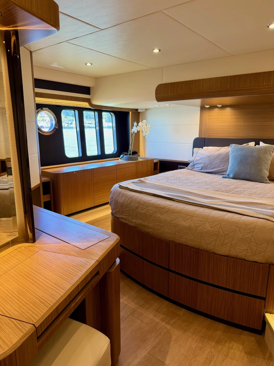 2017 Absolute Navetta 52