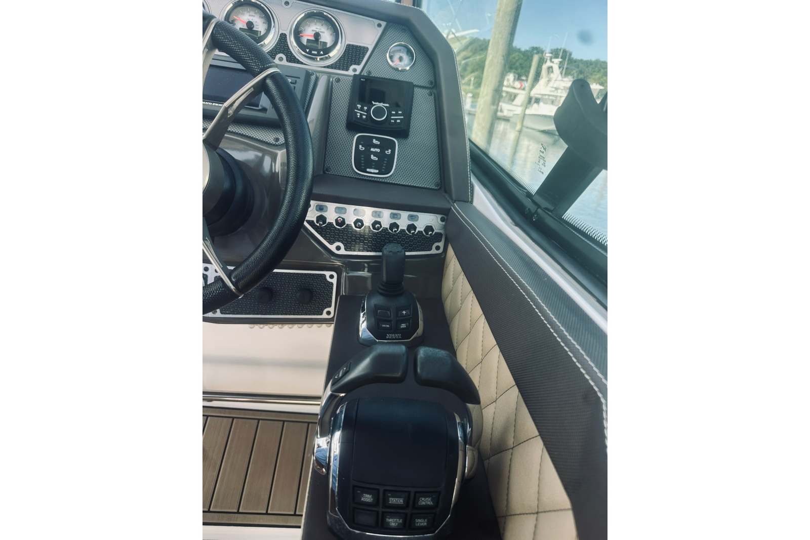 2015 Cruisers Sport Series 328 Bow Rider