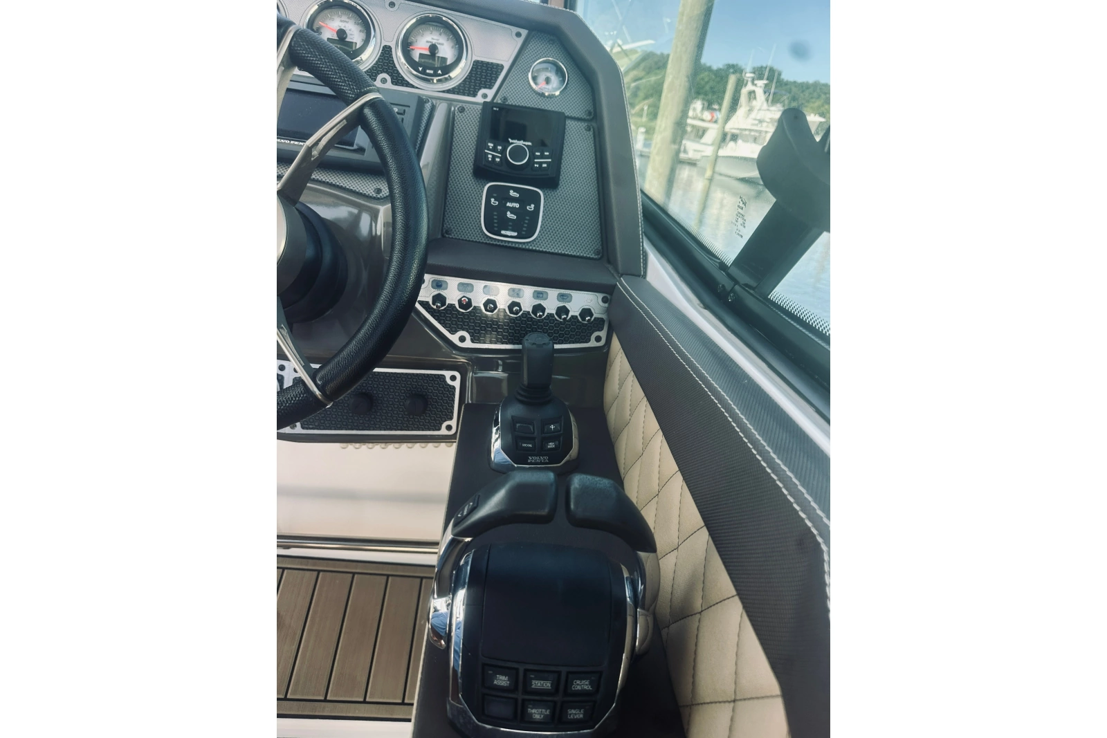 2015 Cruisers Sport Series 328 Bow Rider