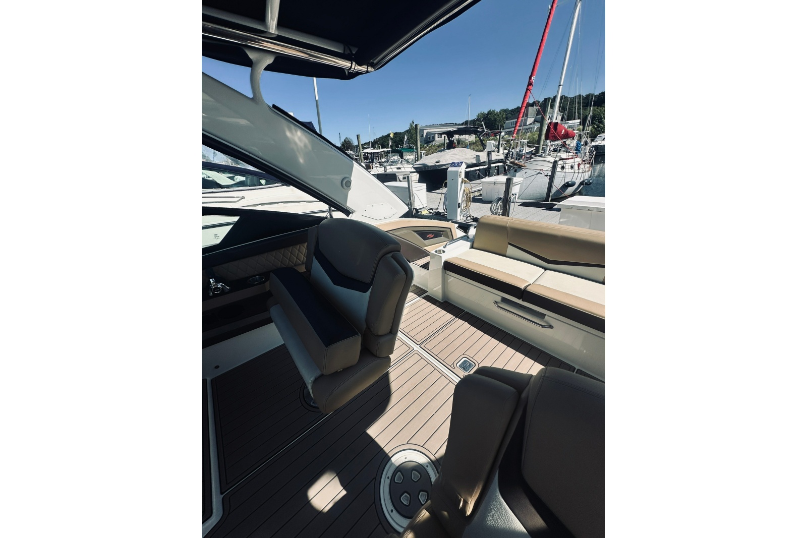 2015 Cruisers Sport Series 328 Bow Rider