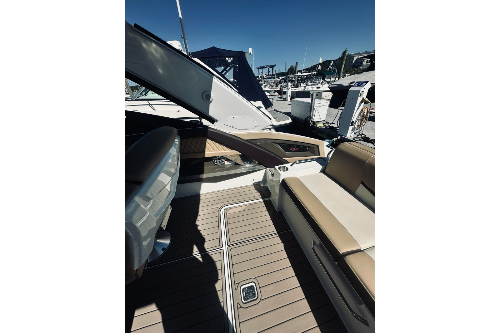 2015 Cruisers Sport Series 328 Bow Rider