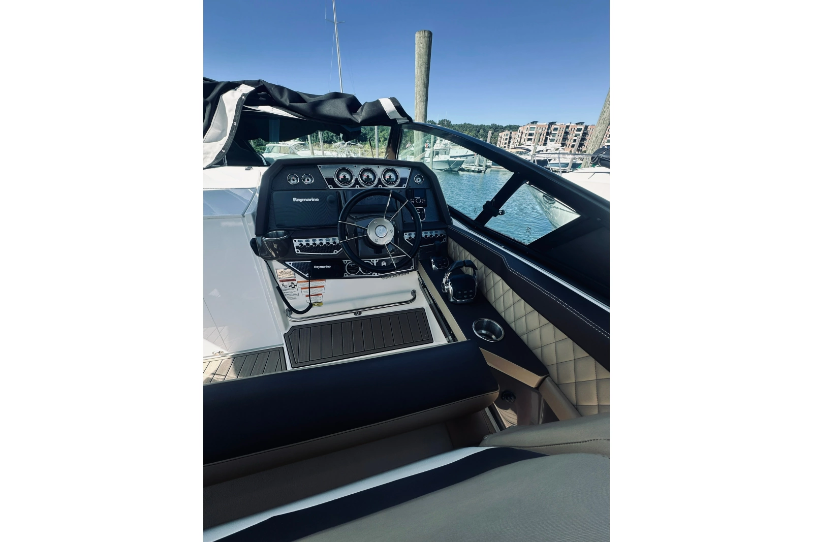 2015 Cruisers Sport Series 328 Bow Rider