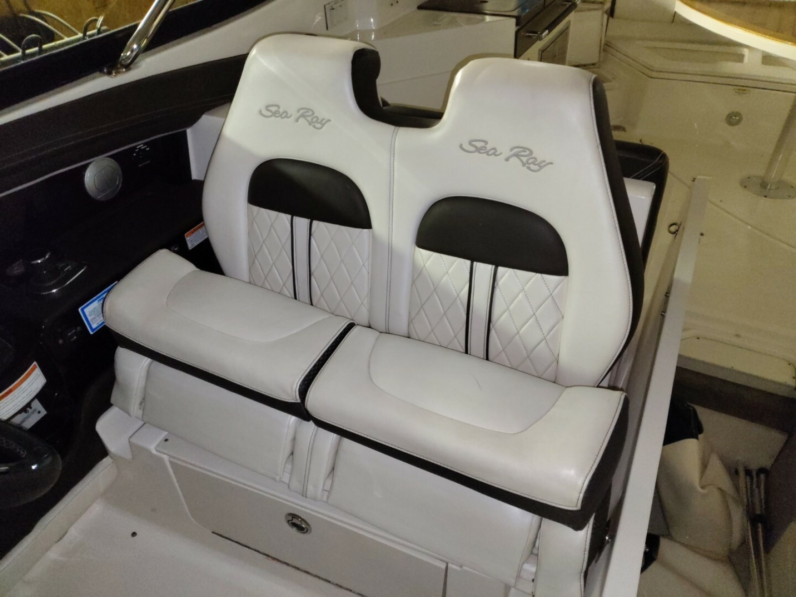2018 Sea Ray 350SLX