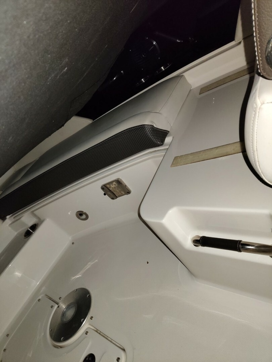 2018 Sea Ray 350SLX