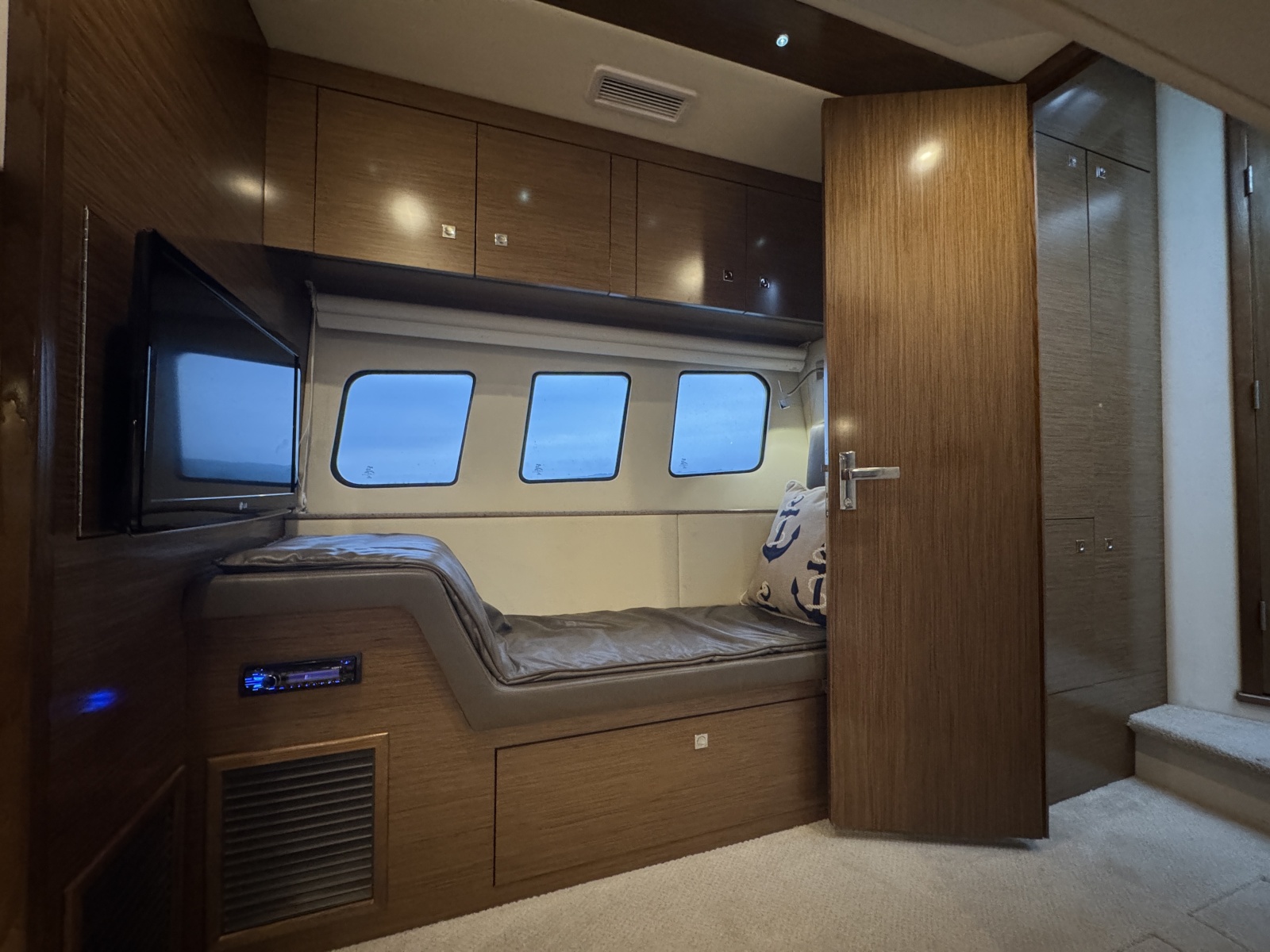 2013 Cruisers Yachts 45 Cantius