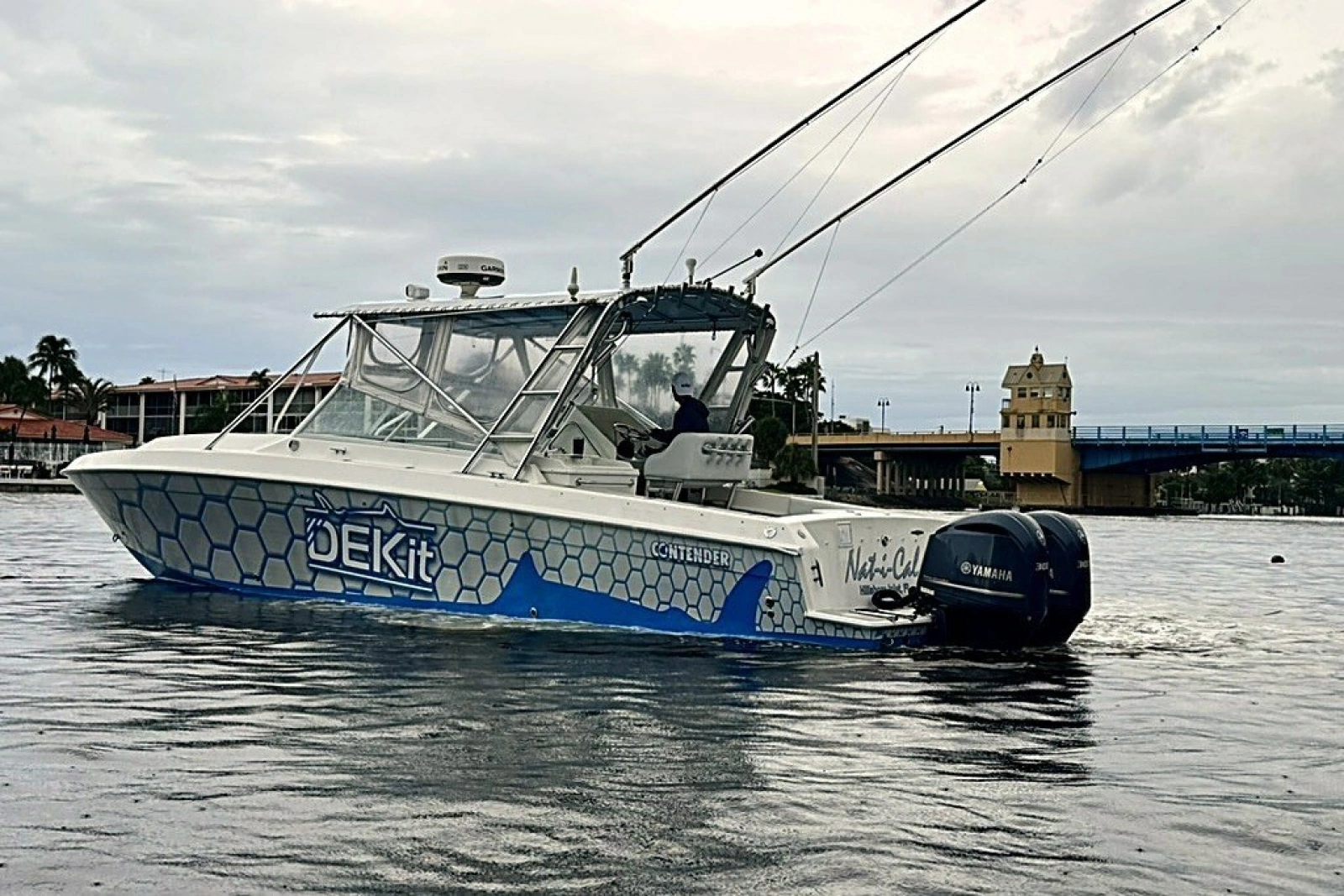 2003 Contender 35 Side Console