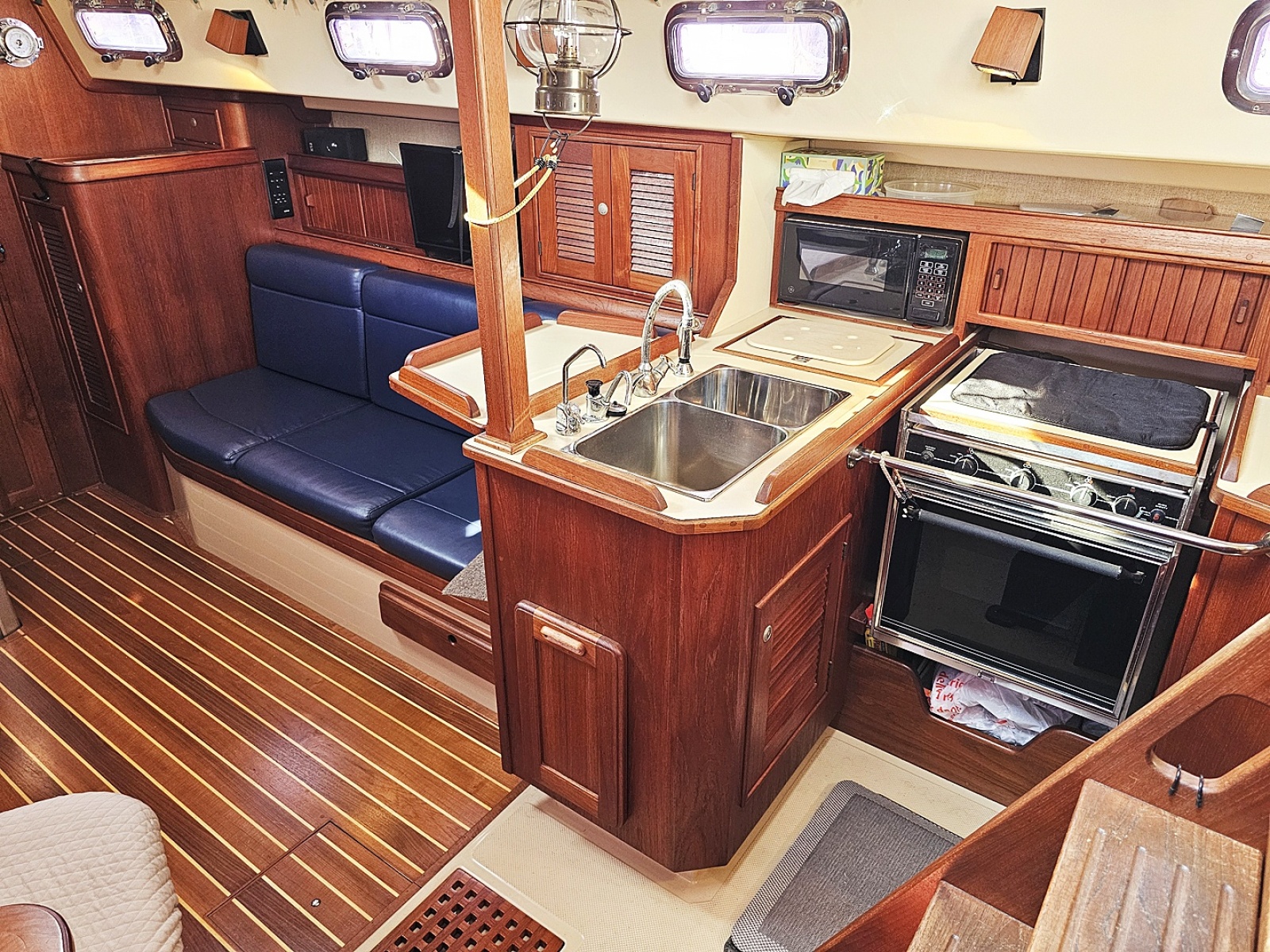 1995 Island Packet 37