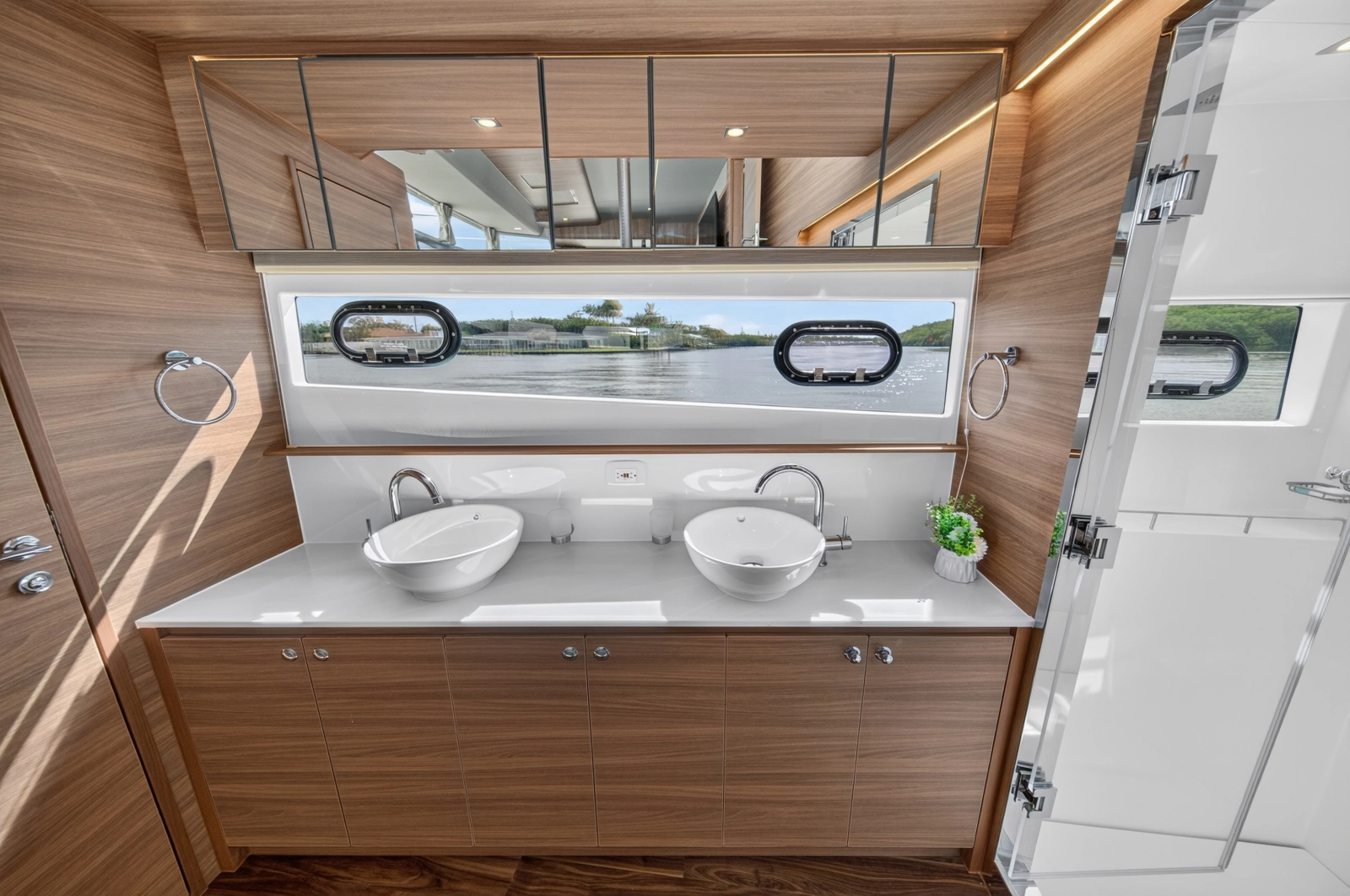2025 Aquila 54 YACHT