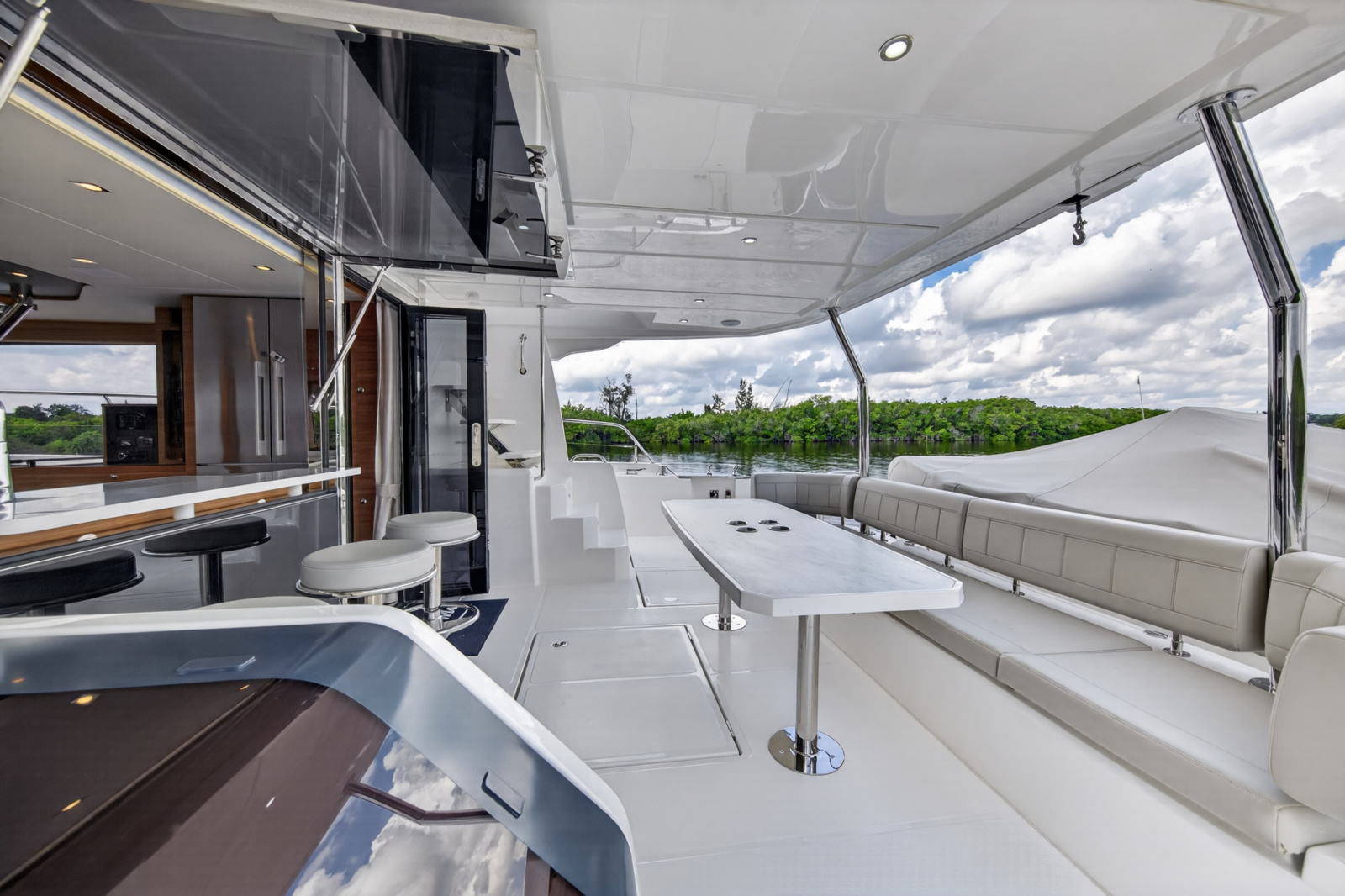 2025 Aquila 54 YACHT