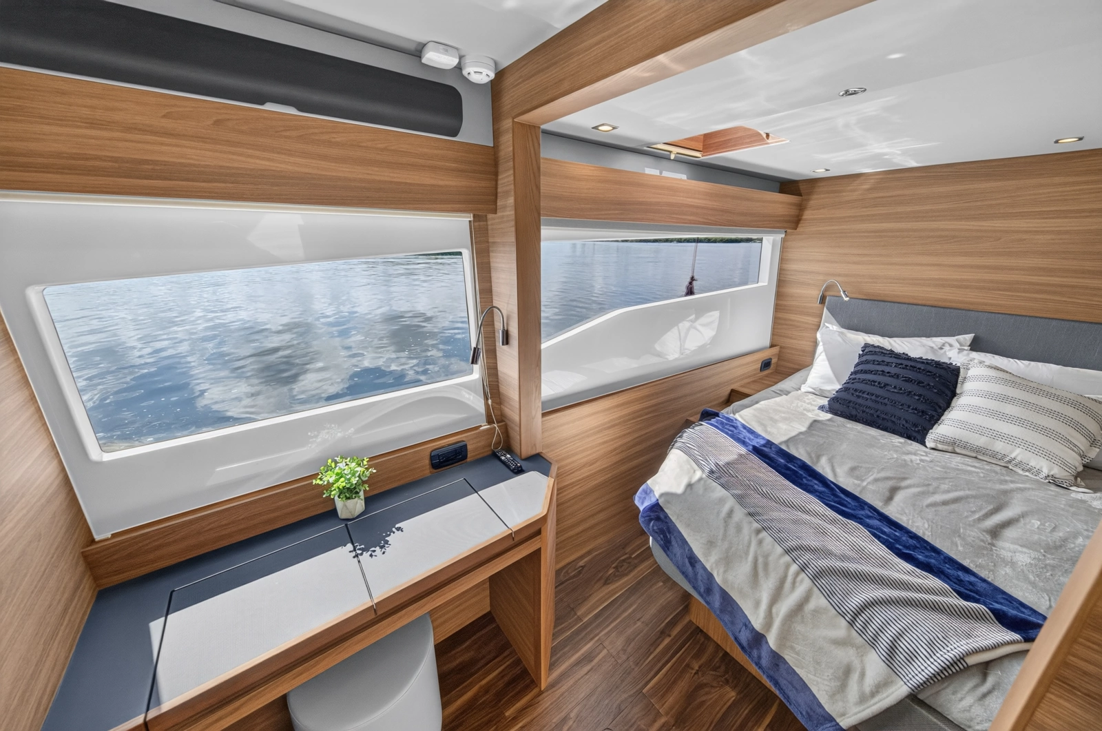 2025 Aquila 54 YACHT