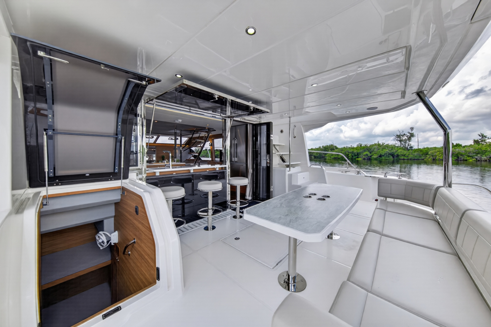 2025 Aquila 54 YACHT
