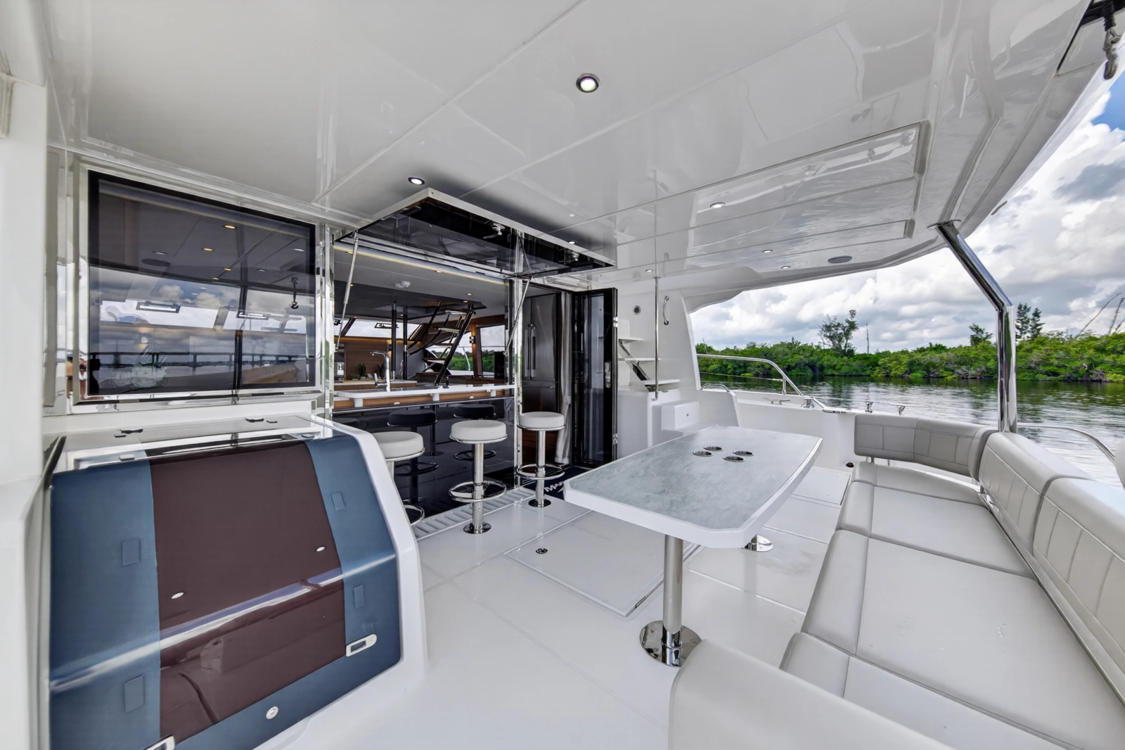 2025 Aquila 54 YACHT