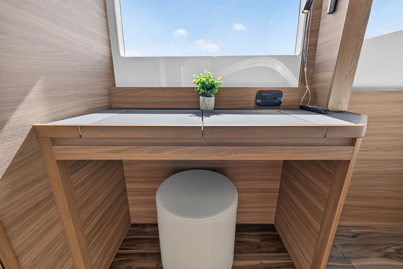 2025 Aquila 54 YACHT