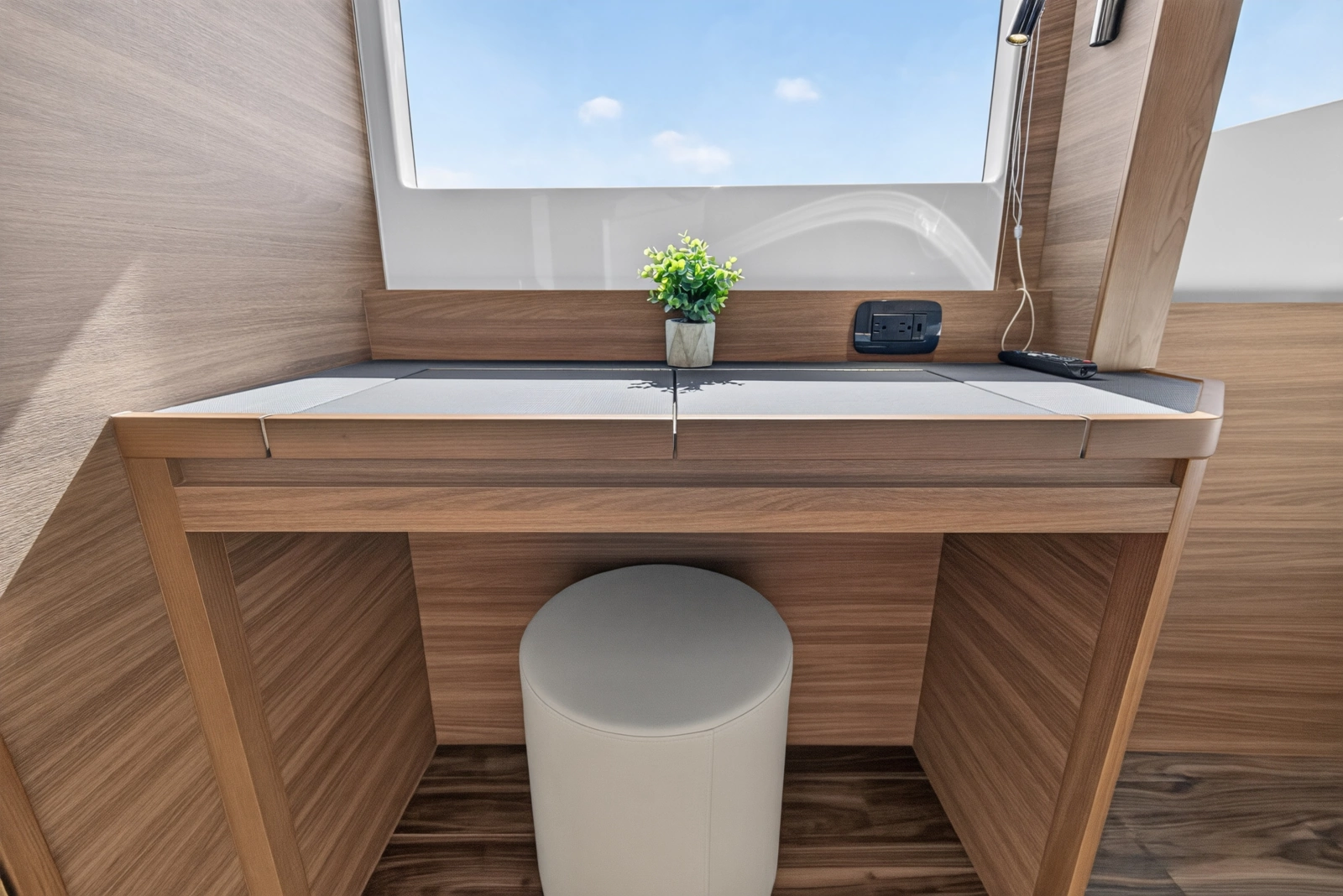 2025 Aquila 54 YACHT