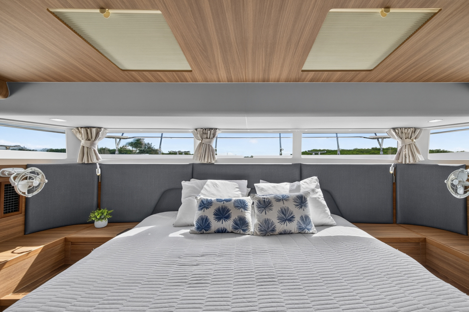 2025 Aquila 54 YACHT