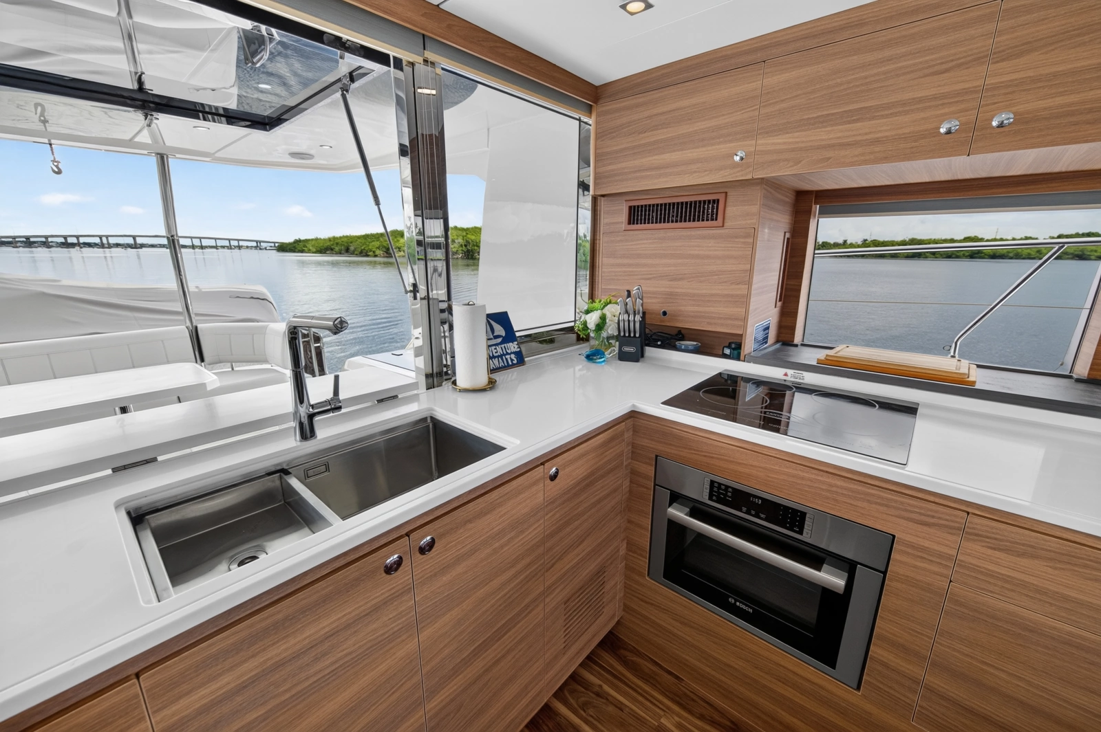 2025 Aquila 54 YACHT