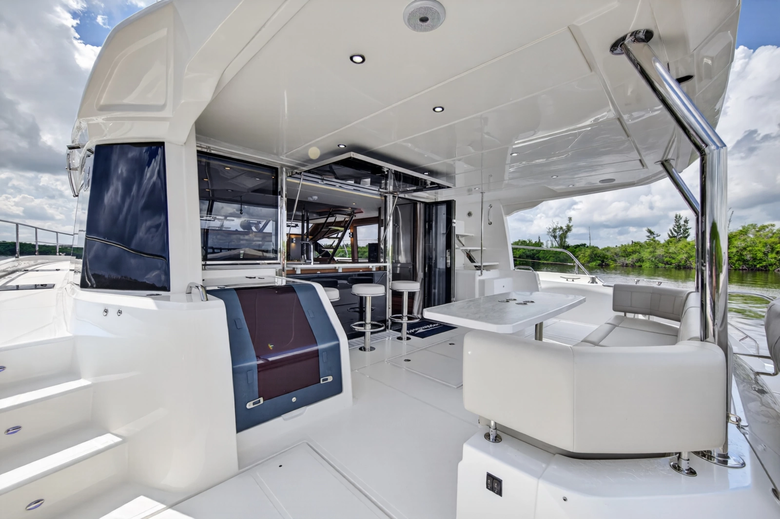 2025 Aquila 54 YACHT