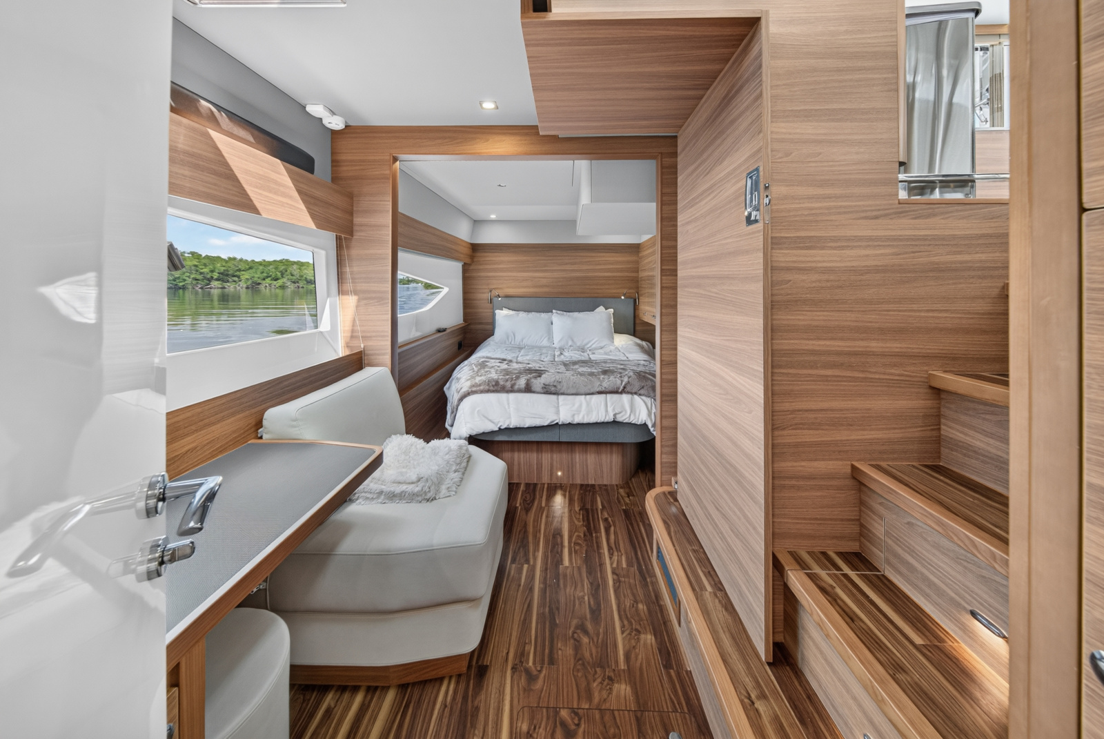 2025 Aquila 54 YACHT