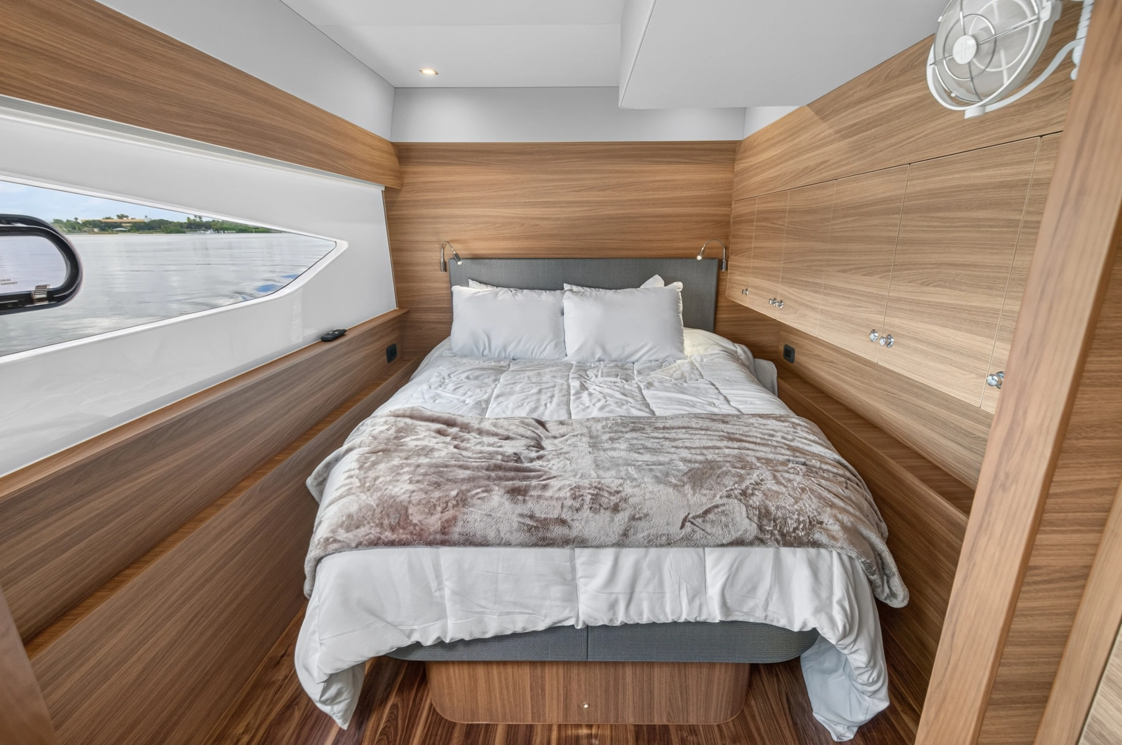 2025 Aquila 54 YACHT