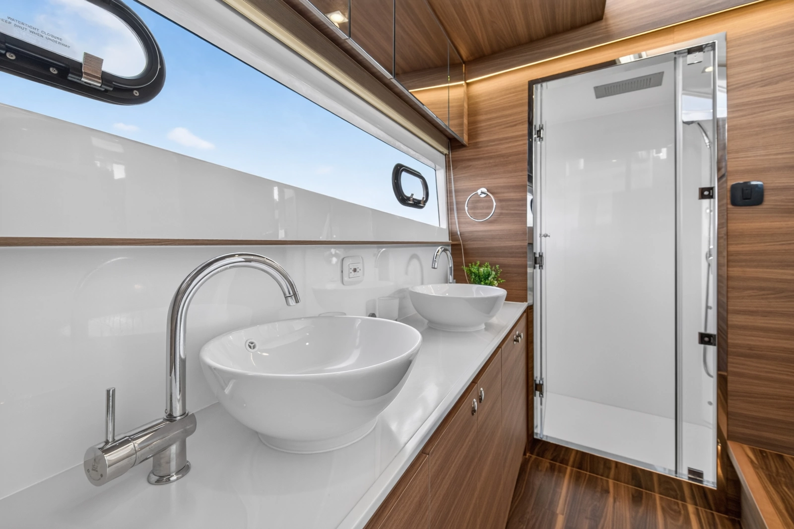2025 Aquila 54 YACHT