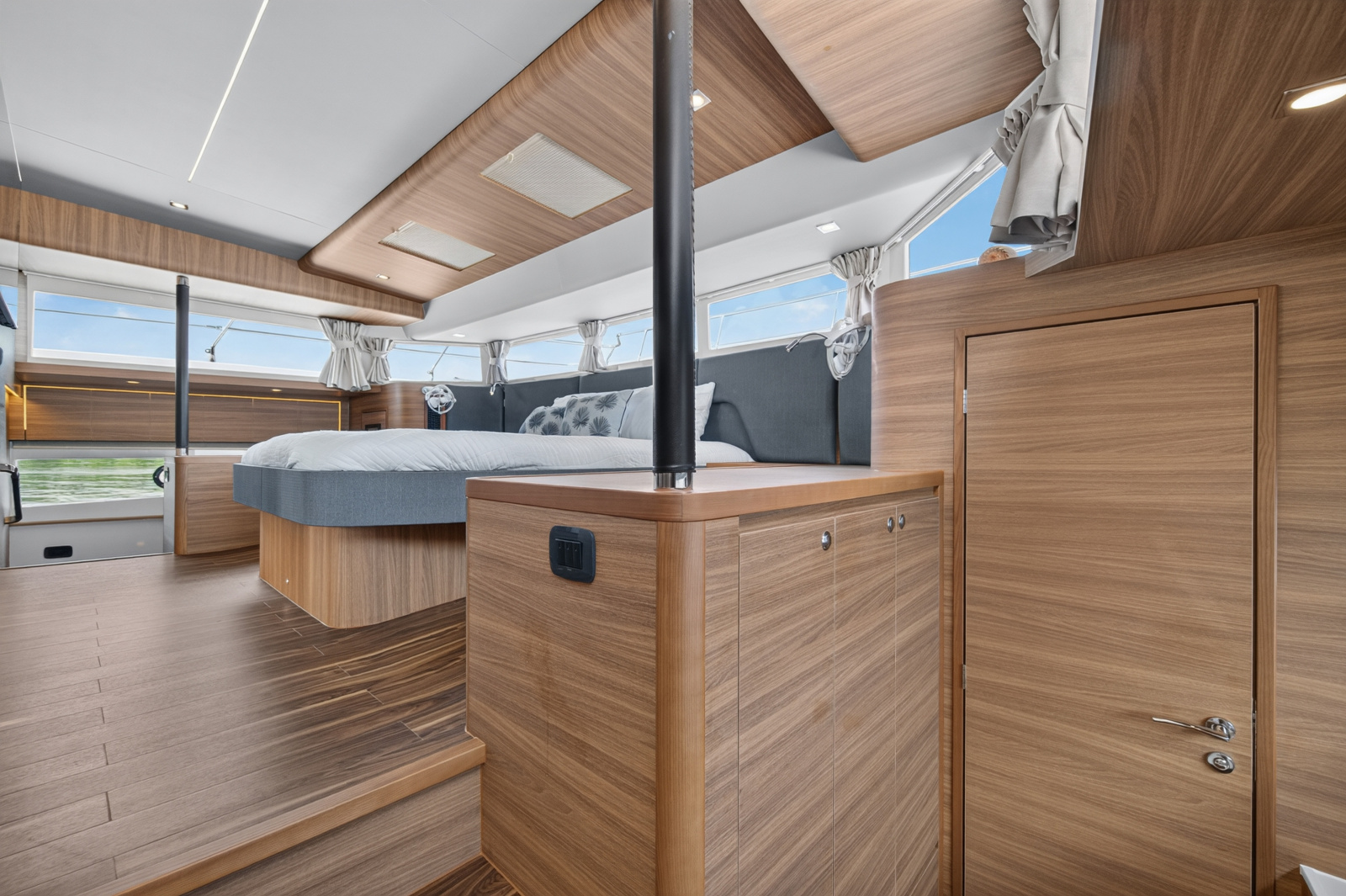 2025 Aquila 54 YACHT
