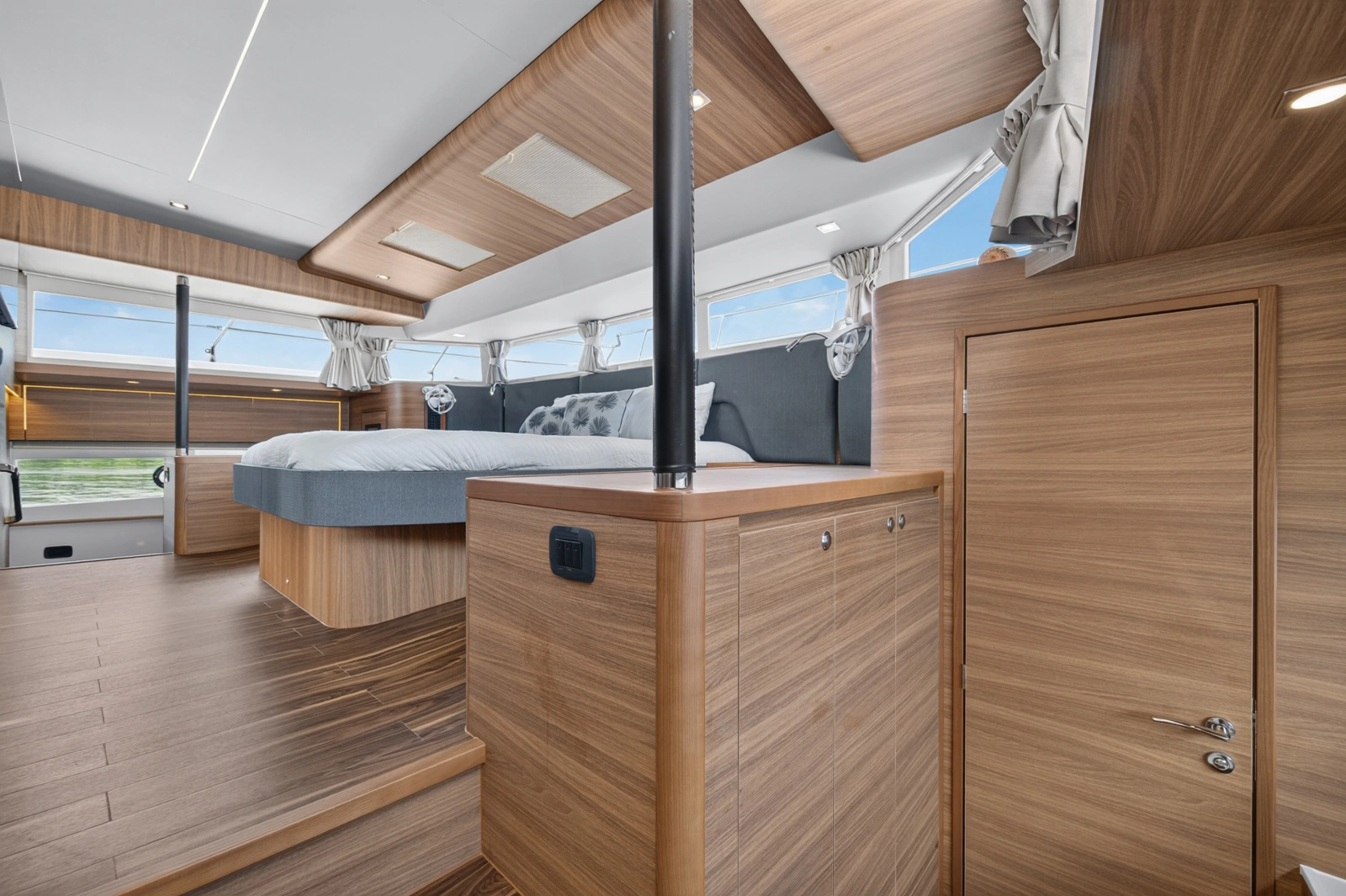 2025 Aquila 54 YACHT