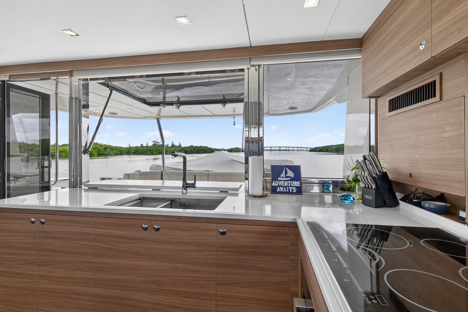 2025 Aquila 54 YACHT