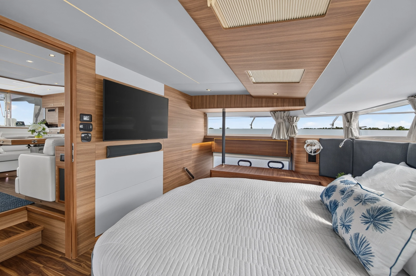 2025 Aquila 54 YACHT