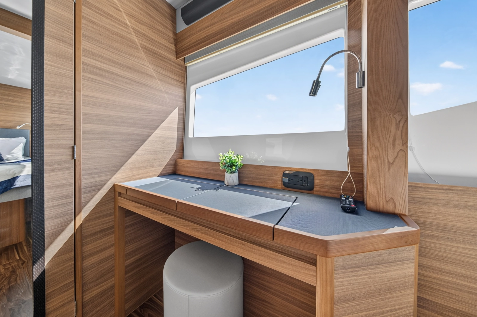 2025 Aquila 54 YACHT