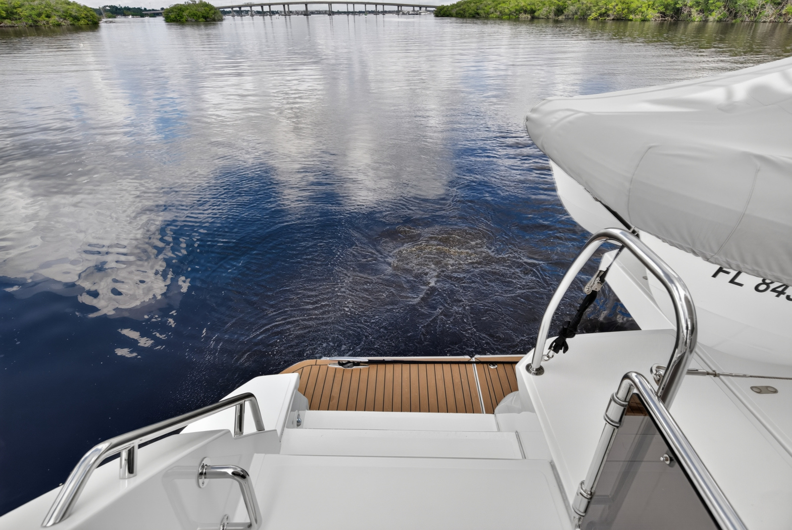 2025 Aquila 54 YACHT