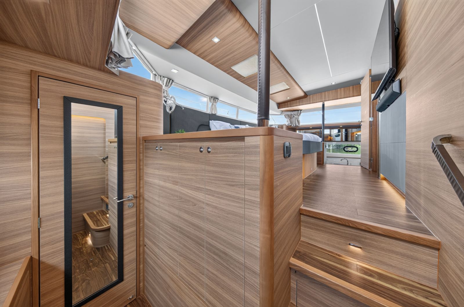 2025 Aquila 54 YACHT
