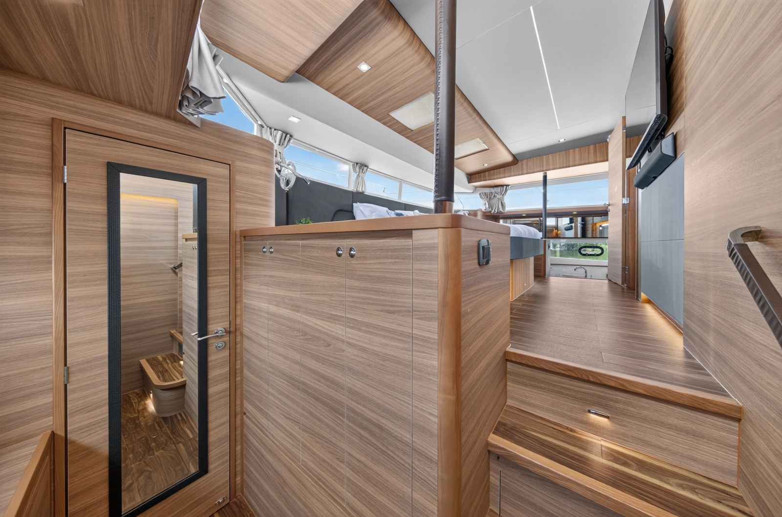 2025 Aquila 54 YACHT