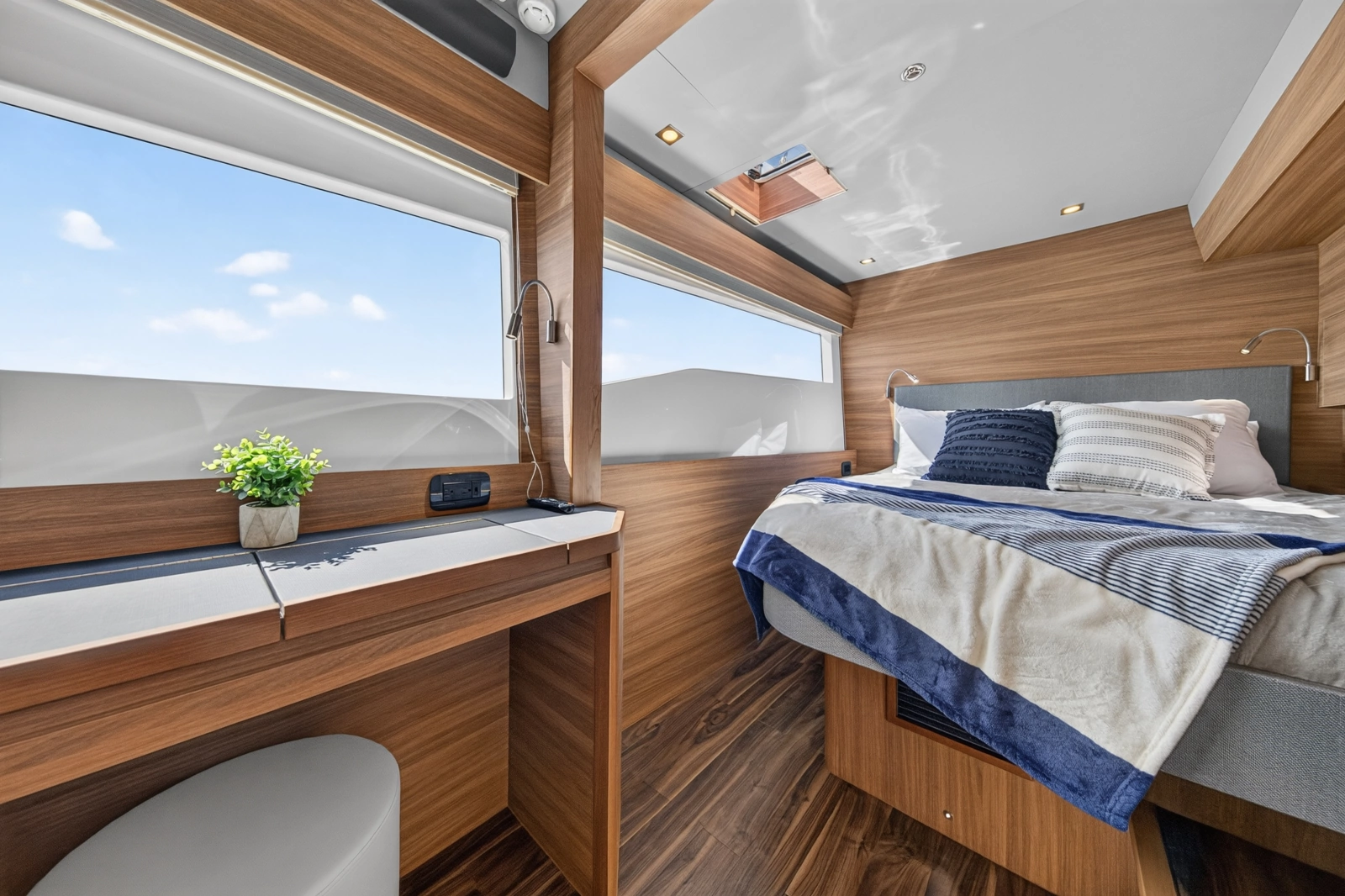 2025 Aquila 54 YACHT