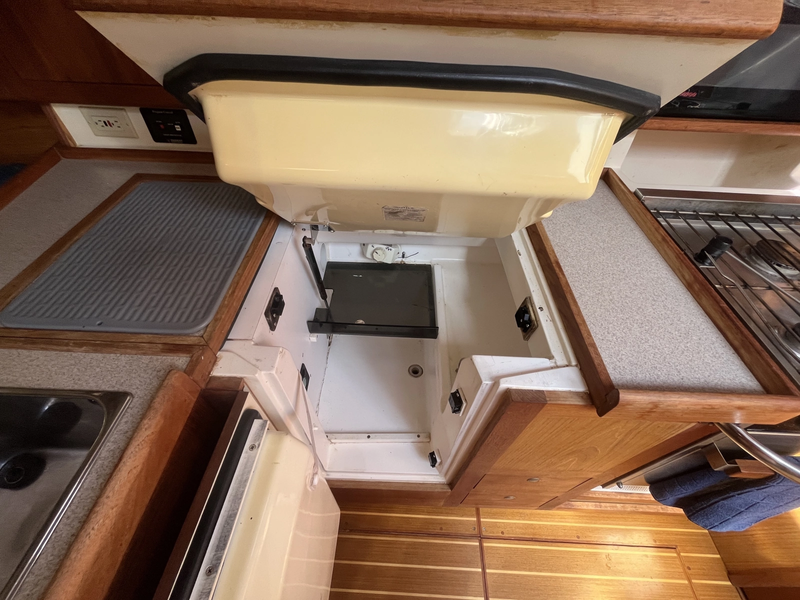 2000 Hunter 410
