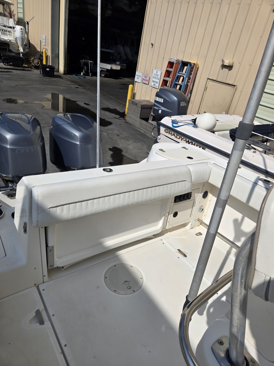 2000 Boston Whaler Outrage