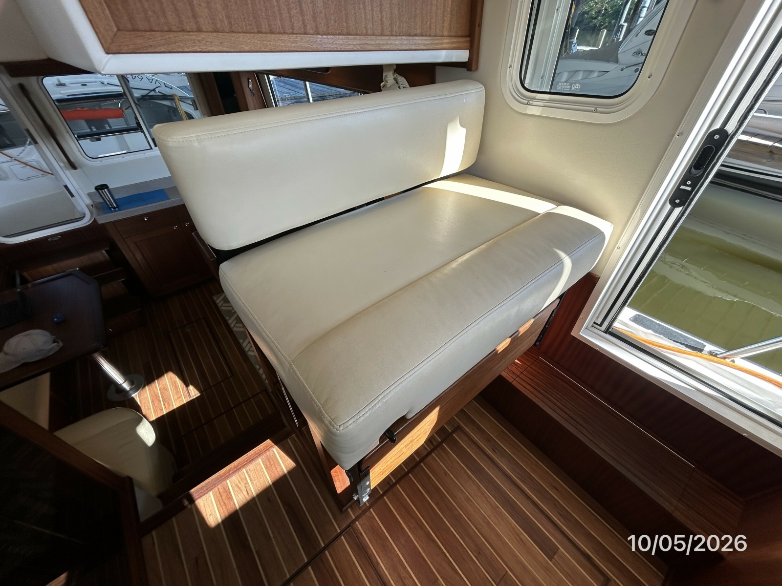 34' Nordic Tugs pilothouse port seating