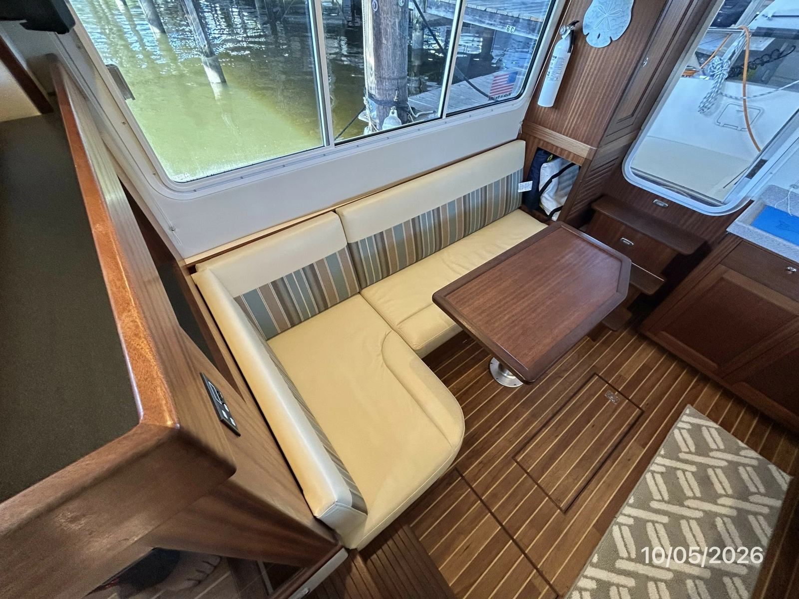 34' Nordic Tugs salon starboard seating1