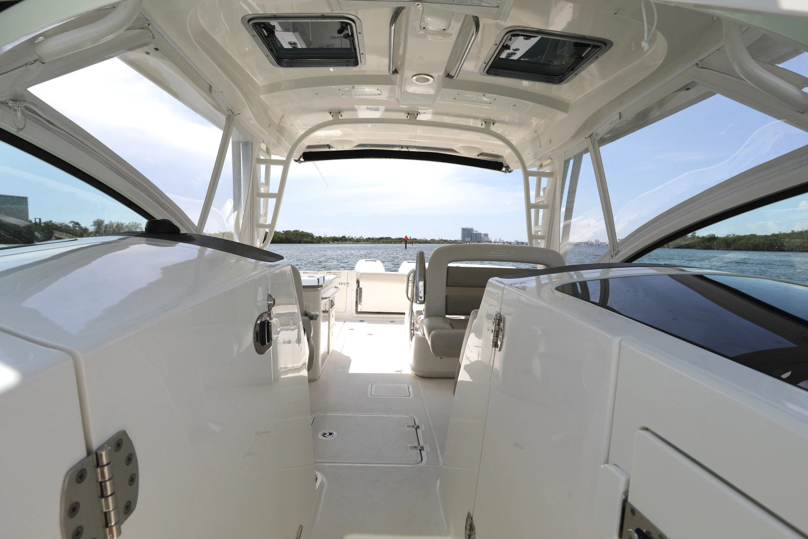 2016 Boston Whaler 320 Vantage