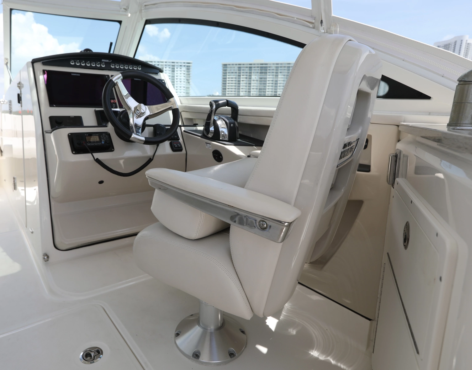 2016 Boston Whaler 320 Vantage