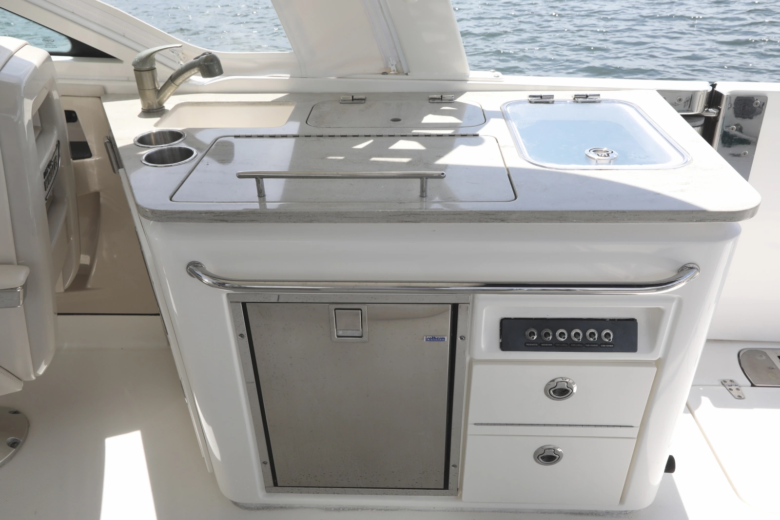2016 Boston Whaler 320 Vantage