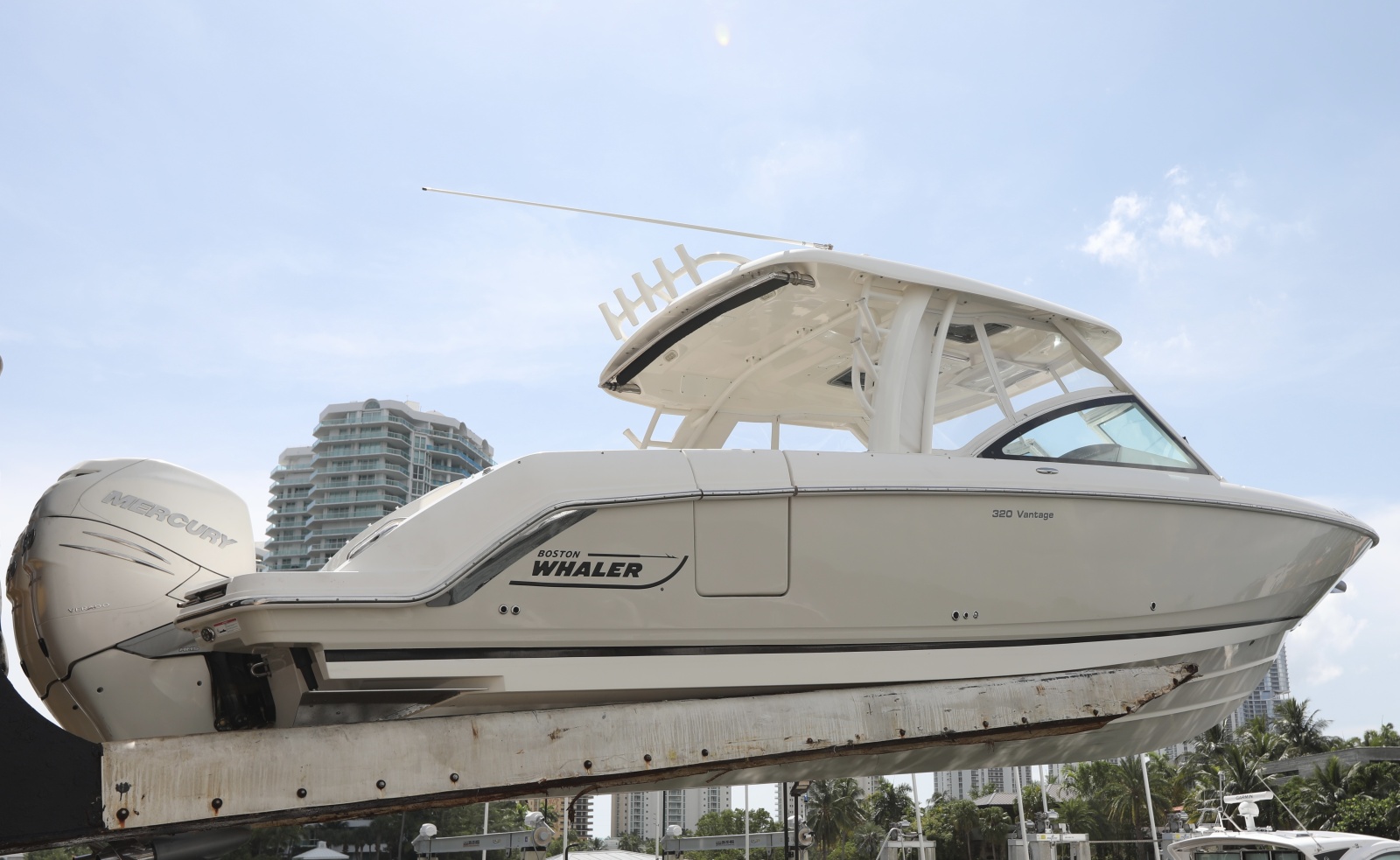 2016 Boston Whaler 320 Vantage