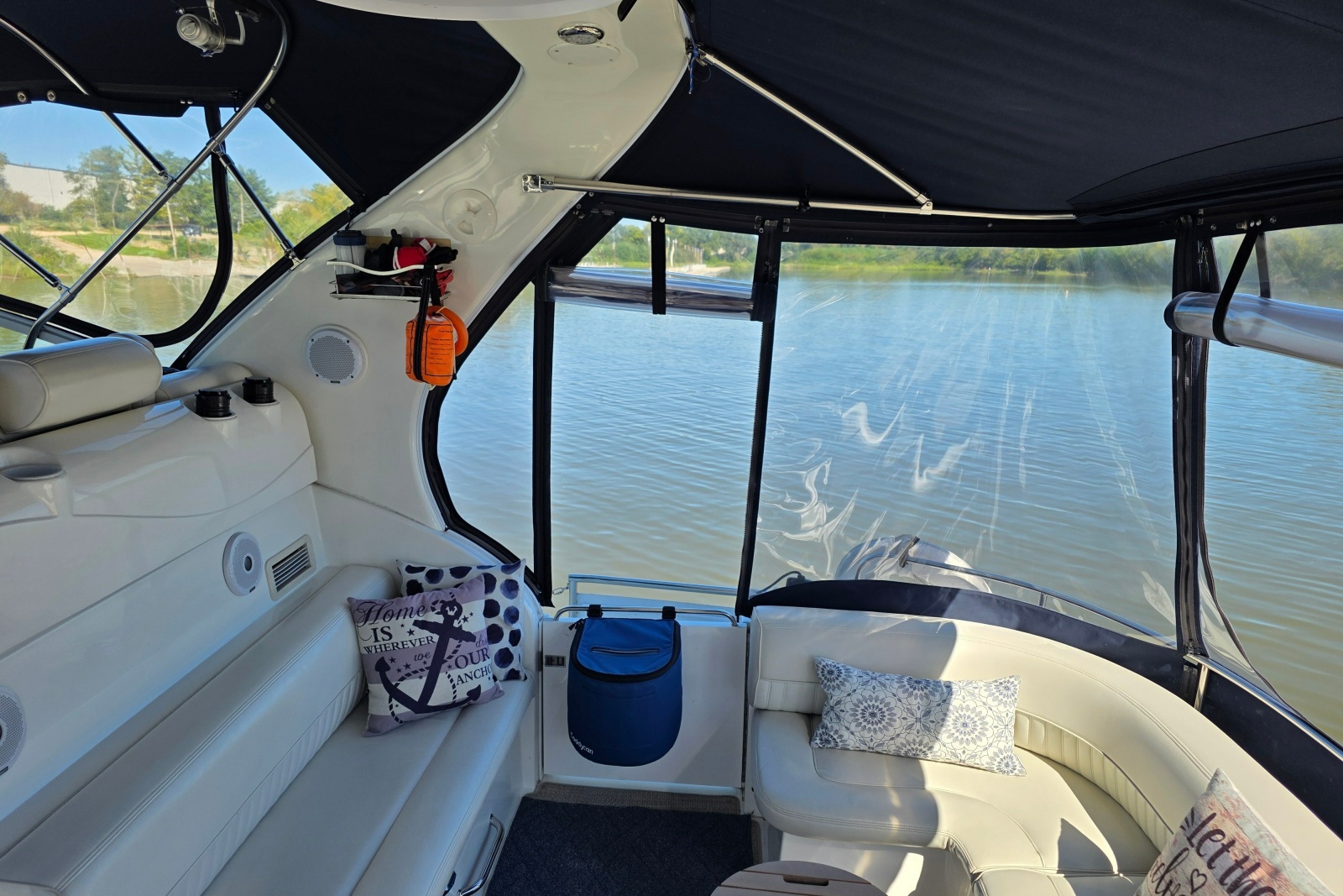 2001 Cruisers Yachts 4450 Express Motoryacht