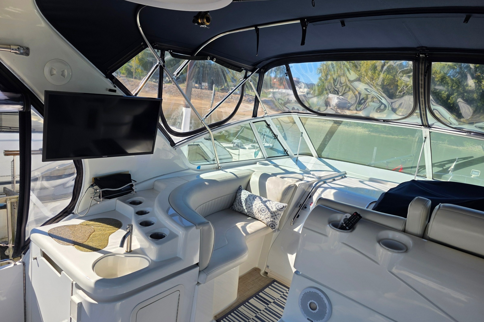 2001 Cruisers Yachts 4450 Express Motoryacht