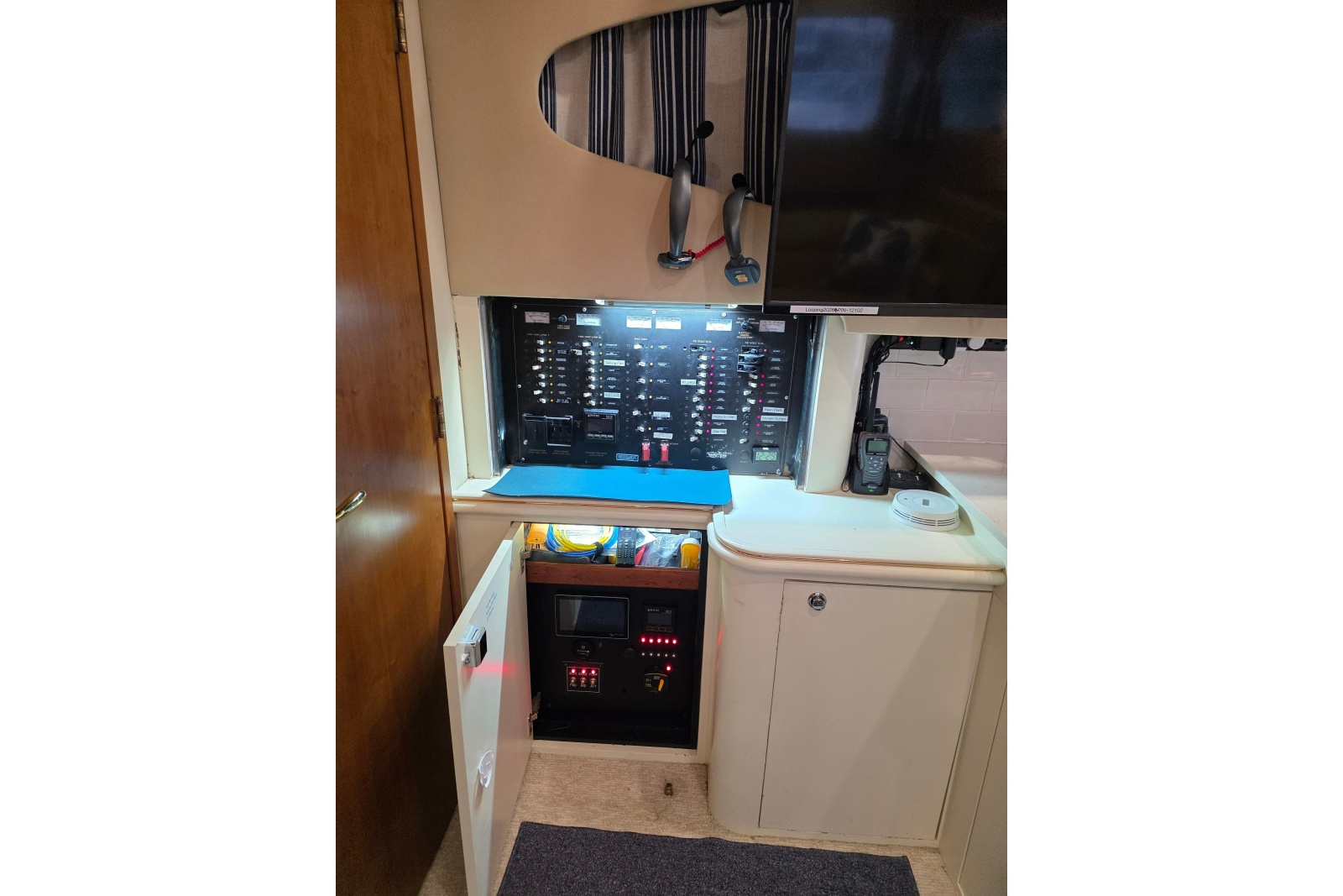 2001 Cruisers Yachts 4450 Express Motoryacht
