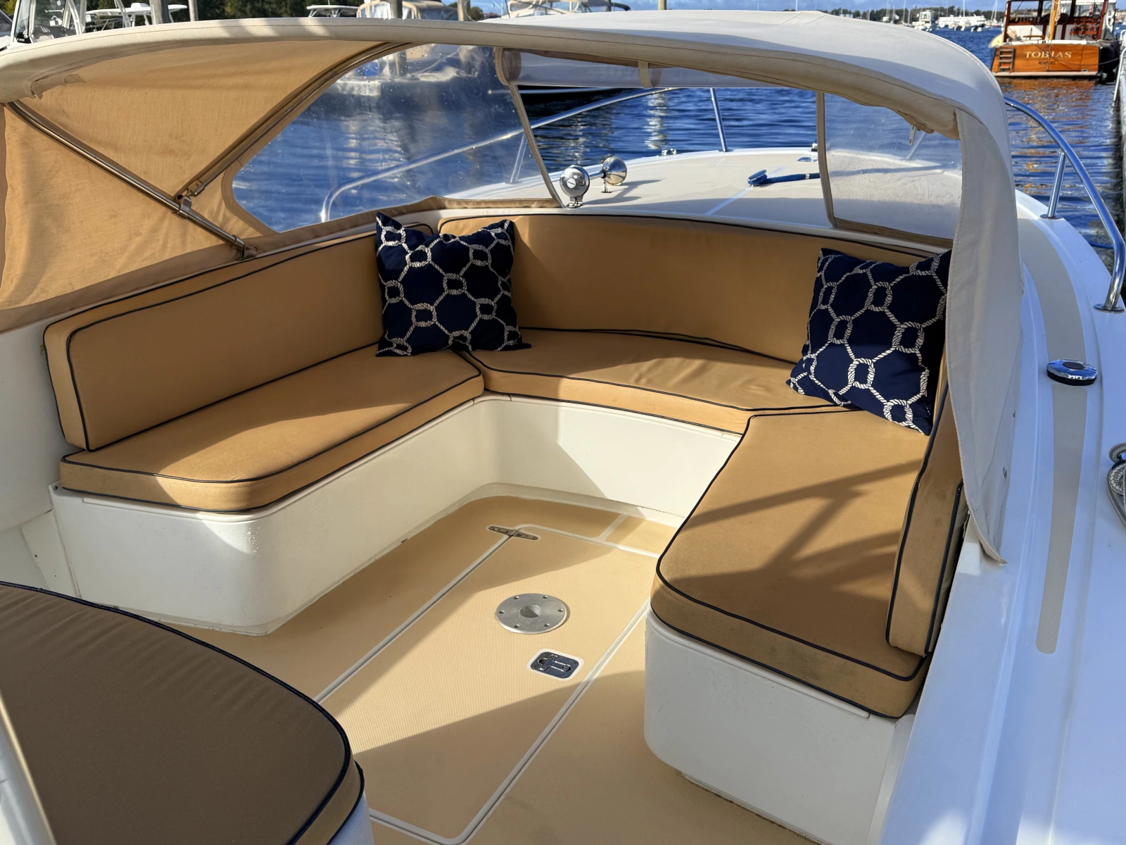 2010 Vanquish 24 Runabout