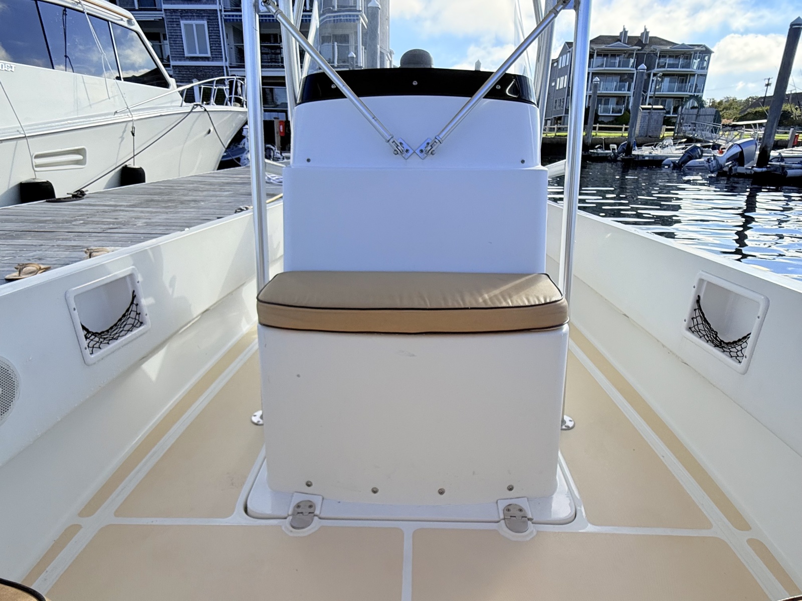 2010 Vanquish 24 Runabout