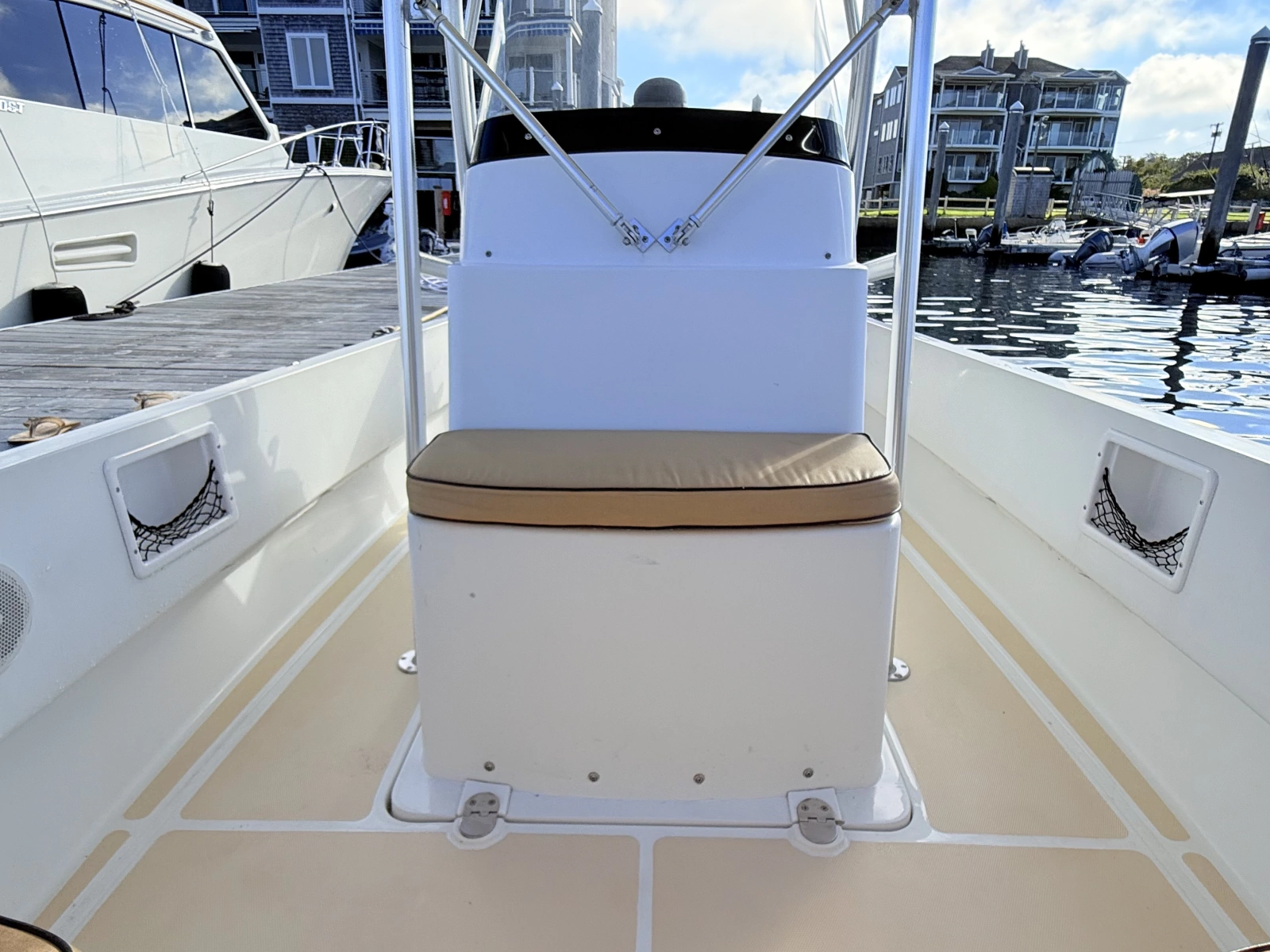 2010 Vanquish 24 Runabout