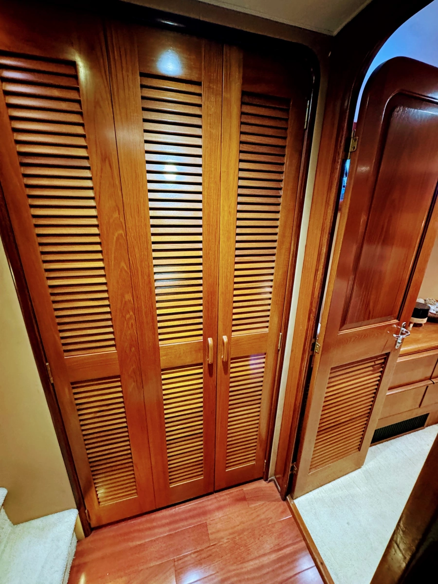 1990 Viking 55 MOTOR YACHT WIDE BODY