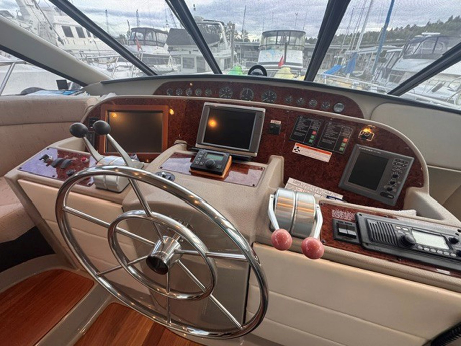 2000 Bayliner 5288 Pilot House Motoryacht — Trading Places